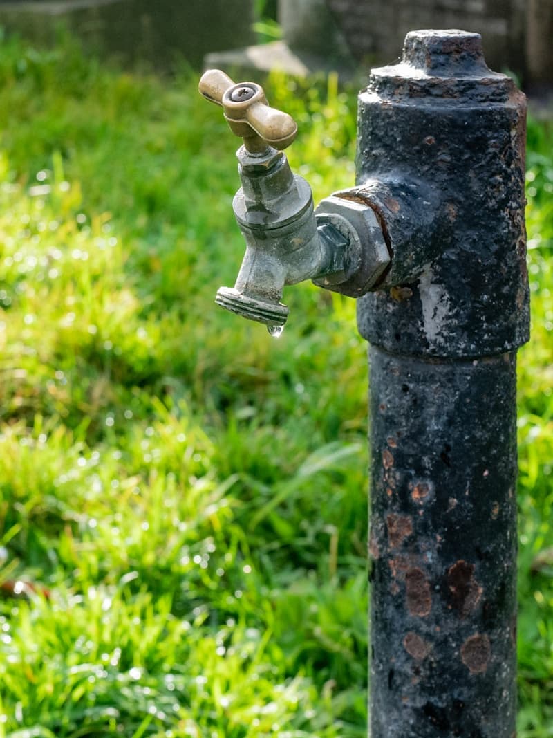 Water tap with water droplets